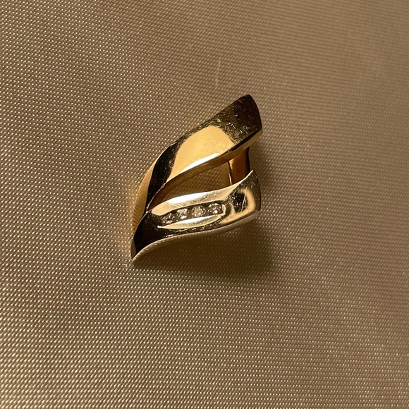 14k gold pendant with .5k diamonds - Picture 2 of 2